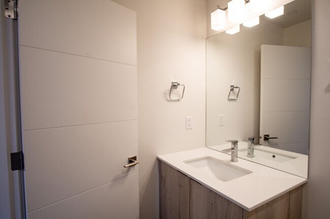 Building Photo - Contemporary 1-Bed Flat w/ DW, W/D & 2 WEE...