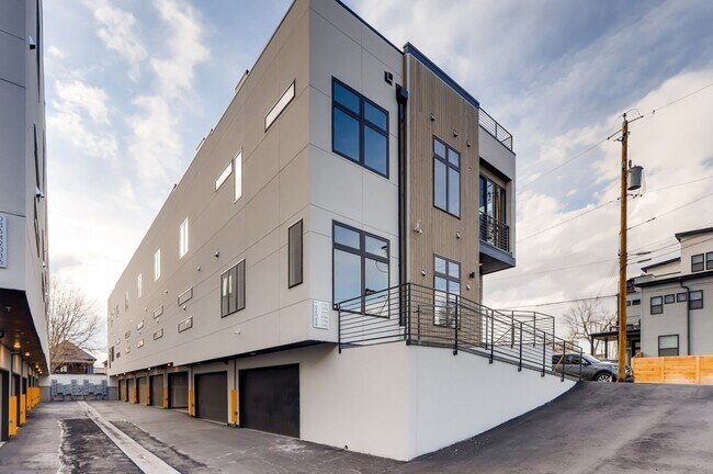 Building Photo - Sunnyside 3 Bedroom Townhomes for Rent