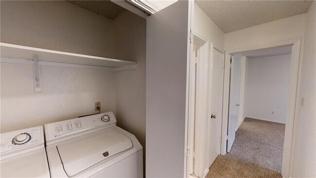 Building Photo - 1202 Thorpe Ln