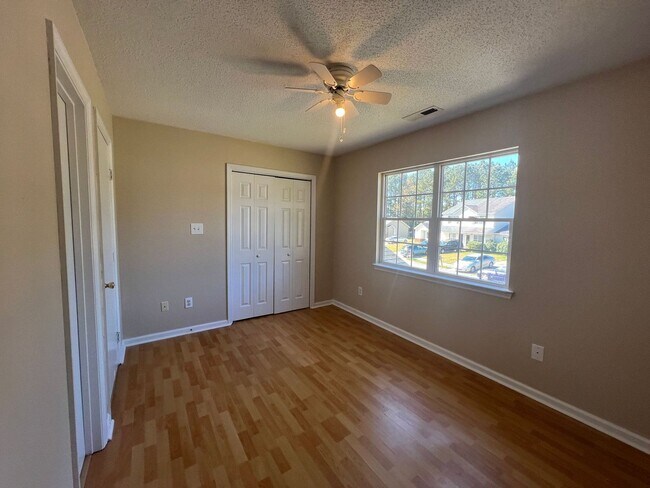 Building Photo - Beautiful 2 bedroom 2.5 bath town house located off Piney Green Road