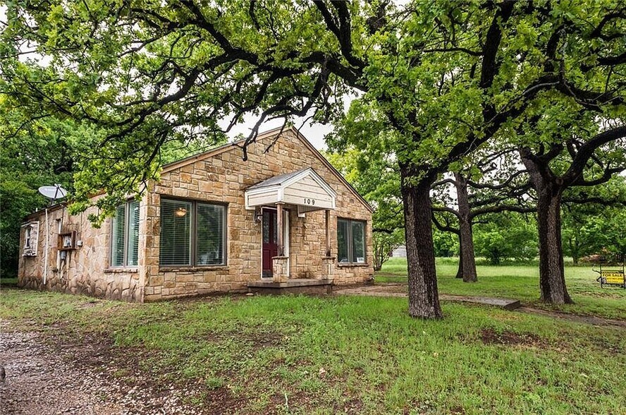 Building Photo - 109 E 3rd St