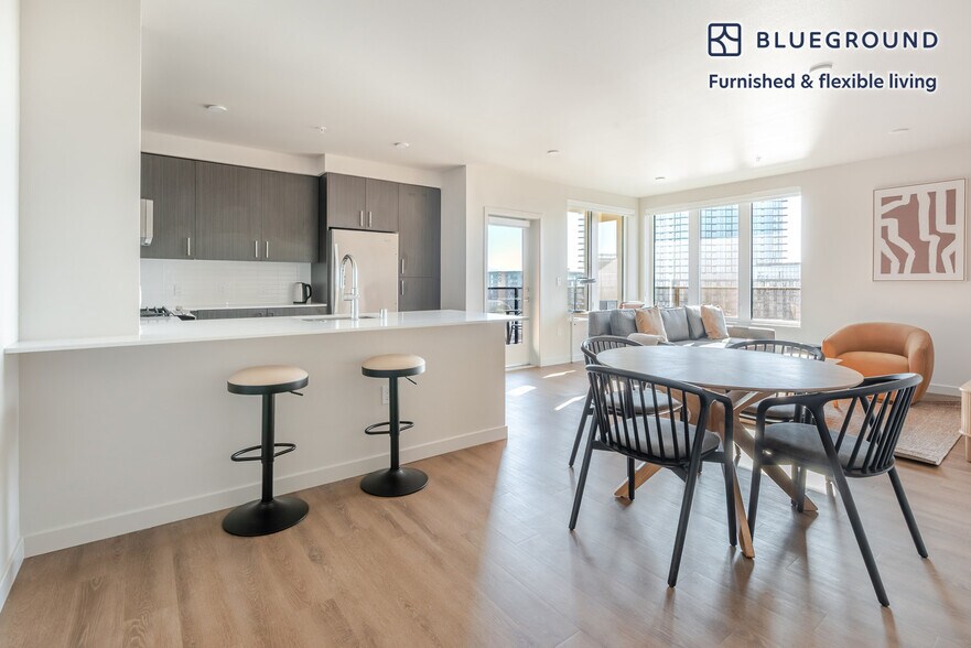 Building Photo - 2333 Calle Del Mundo