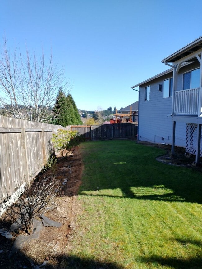 Building Photo - Beautiful Home in West Salem is Available!