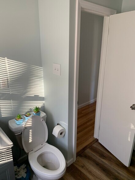 full bath - 4302 Silsby Rd