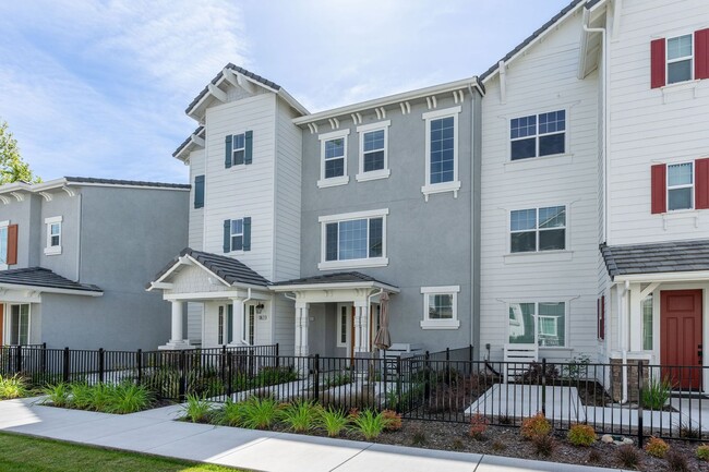 Building Photo - Updated 3 bed 2.5 bath Townhome available ...