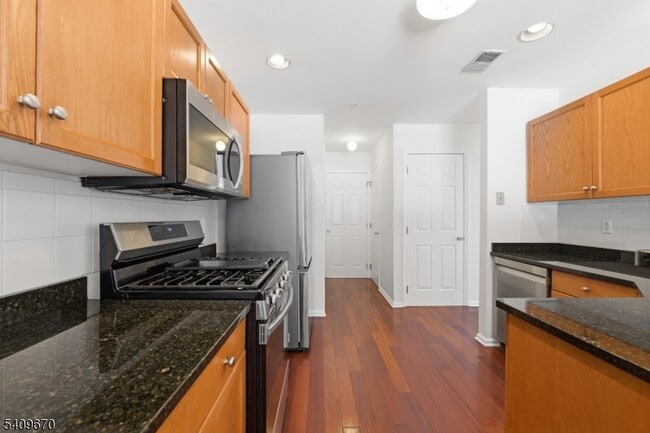 Building Photo - 402 Dalton Ct