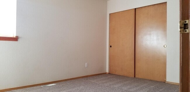 Building Photo - Refreshed and Move in ready 04/20/2026 - 4 bedrooms in Lacey - North Thurston School district.