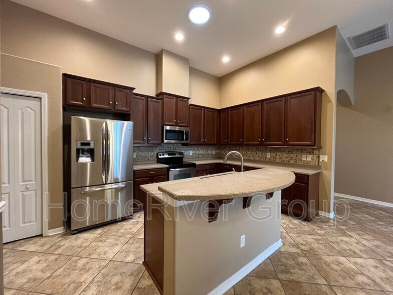 Building Photo - 8426 White Poplar Dr