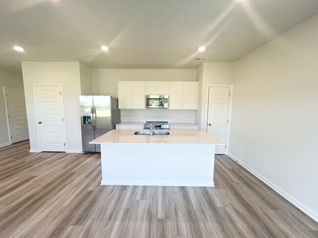 Building Photo - 4 Bedroom 2.5 Bathroom Home