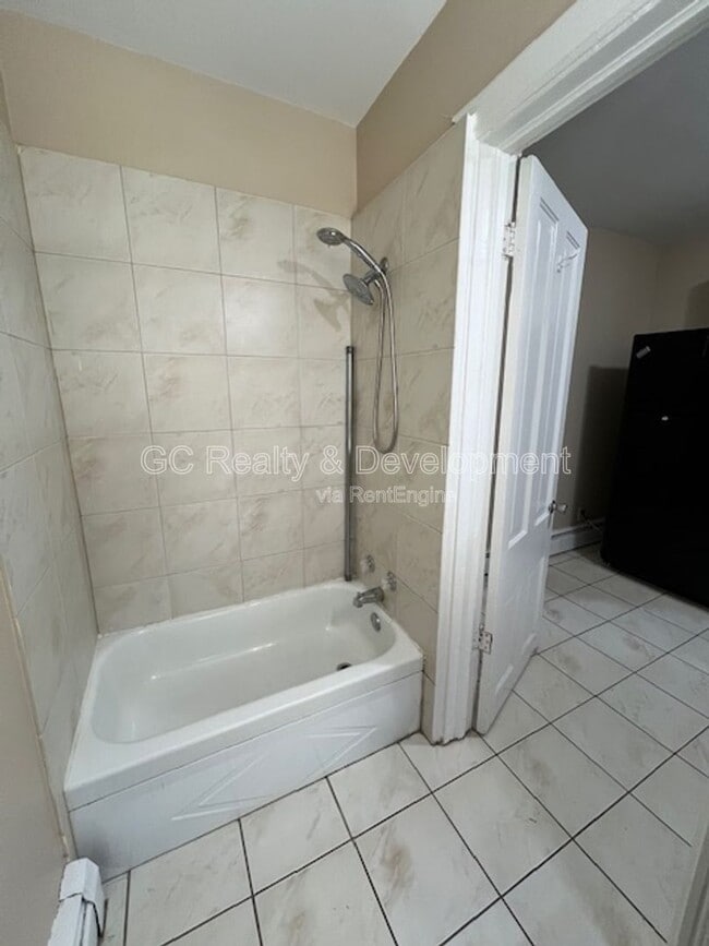 Building Photo - 411 Wellington Ave