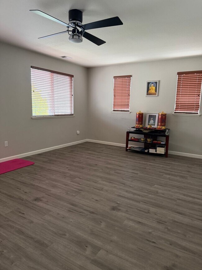 Building Photo - Gorgous 4 bedroom, 3 full bath home with pool
