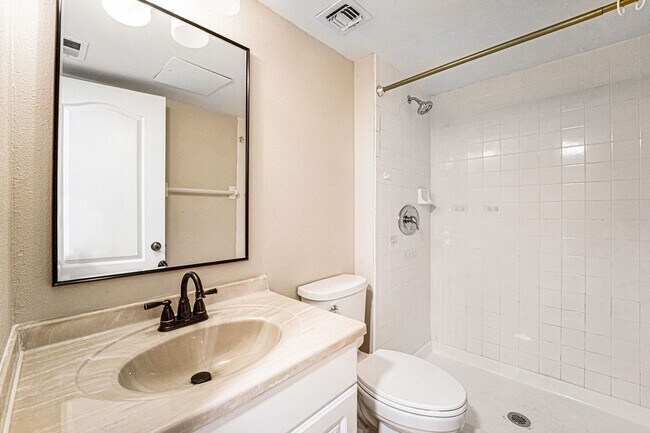 Building Photo - Waterfront Condo in Gulf Landings