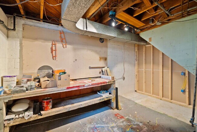 Building Photo - Spacious Single-Family Home with Versatile Living Spaces