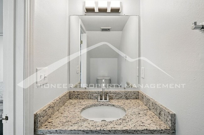 Building Photo - Charming Condo with Washer/Dryer and Mount...