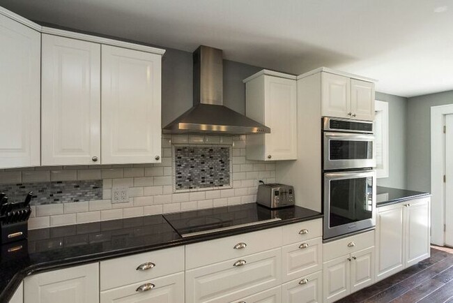 Building Photo - $4,400 | 5 Bedroom, 3 Bathroom House | Pet...
