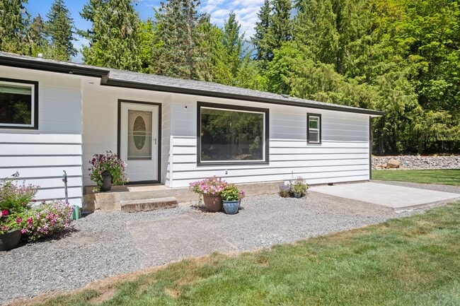 Building Photo - Rare Home on Creek Front Property!