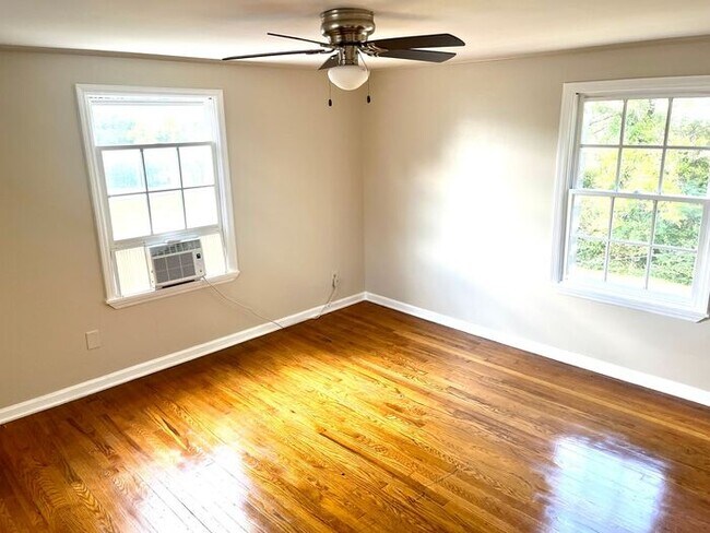 Building Photo - Beautiful 3 Bed 2 Bath w Fire Place/Hardwo...