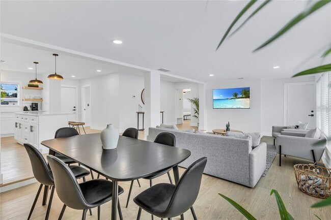 Building Photo - 1921 Fern Ave