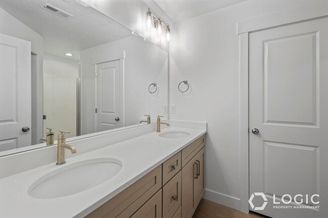 Building Photo - Beautiful Townhome in Wonderful Location!