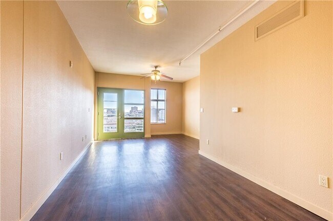 Building Photo - 711 W 26th St