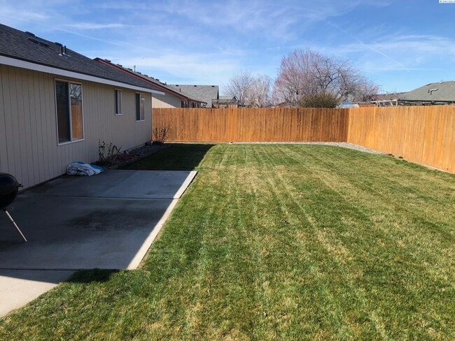 Building Photo - Nice Home, Yard care Included