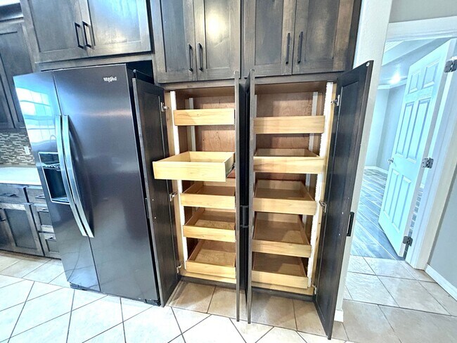 Building Photo - Spacious 3 bed 2 bath Single Family with a Large Fenced Backyard!