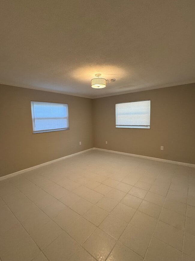 Building Photo - Charming 4 bedroom South Lakeland home wit...