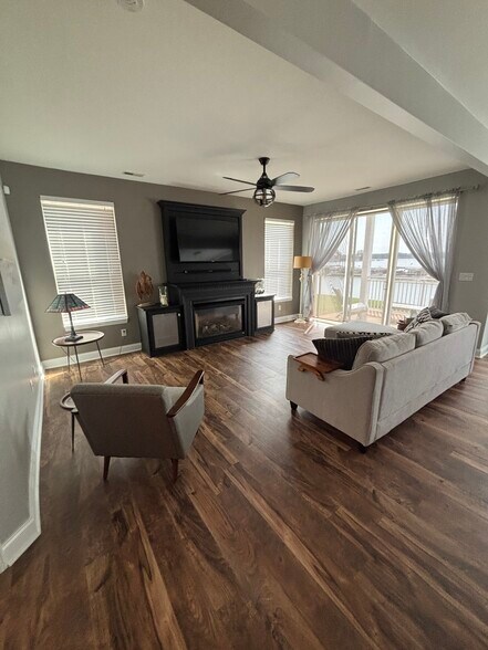 Building Photo - 13242 Lake Shore Dr