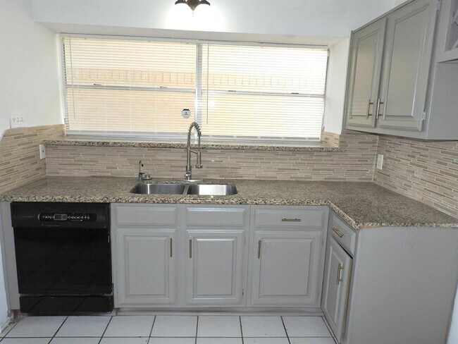 Building Photo - 2107 Creekshire Dr