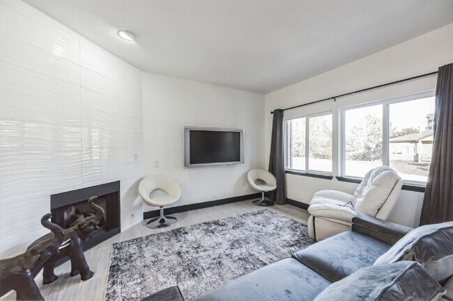 Building Photo - Beautiful Remodeled 2 Bedroom/2 Bathroom Condo is DTC!