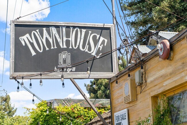 Building Photo - 1364 Powell St