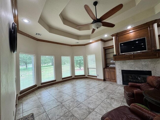Building Photo - 8147 Shadow Lake Dr