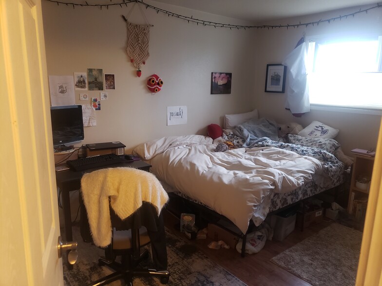 Building Photo - 1358 NW Hall Dr