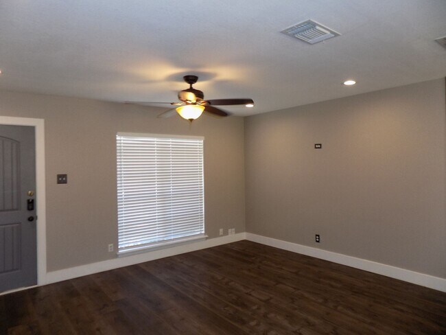 Building Photo - 14139 Swallow Dr