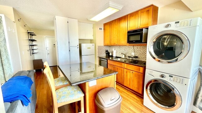 Building Photo - FULLY FURNISHED STUDIO IN KING MANOR! CLOS...