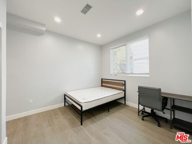 Building Photo - 2641 S Budlong Ave