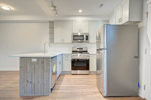 Building Photo - 1142 W 17th St