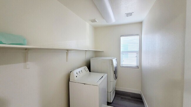 Building Photo - 8518 Genesee Ct
