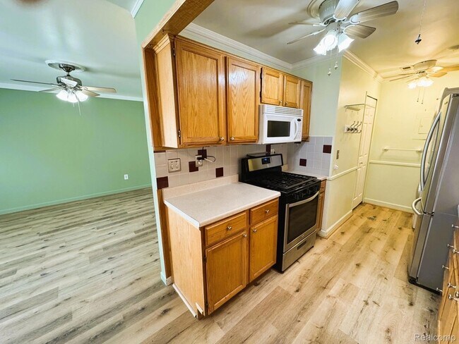 Building Photo - 15566 Dupage Blvd