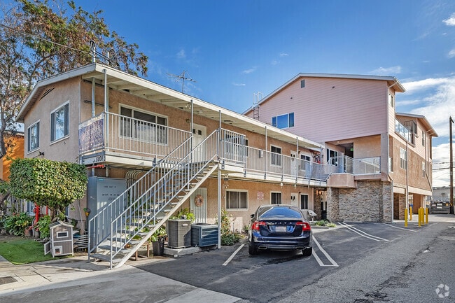 Building Photo - 11808-11812 Hart St