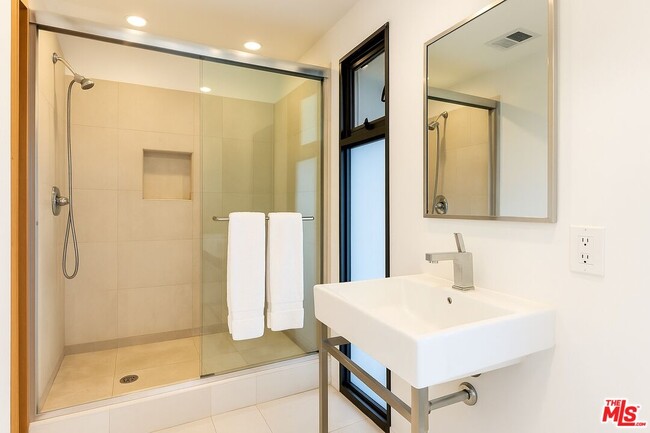 Building Photo - 8634 Franklin Ave