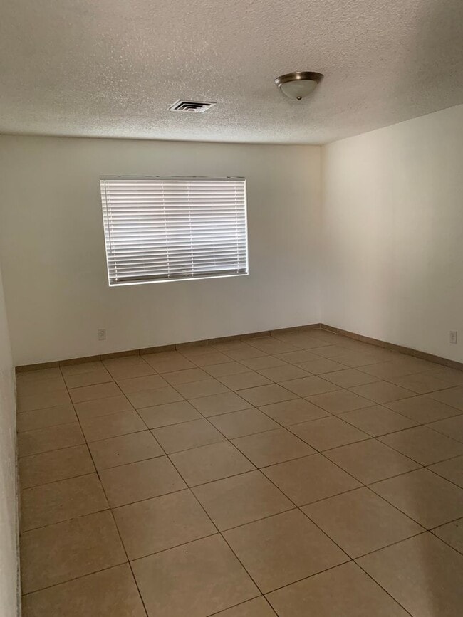 Building Photo - MUST SEE ONE BEDROOM TOWNHOME!