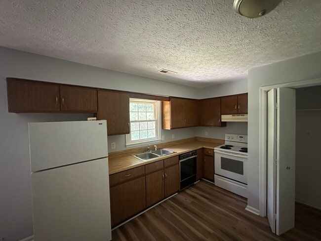 Building Photo - Daniel Hill Apartments