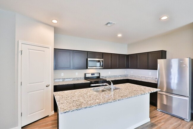 Building Photo - Spacious 4 bed 3 bath
