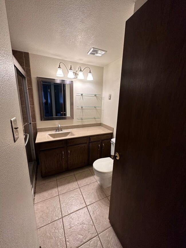 Building Photo - 2 BEDROOM 2 BATHROOM TOWNHOUSE WITH LOFT