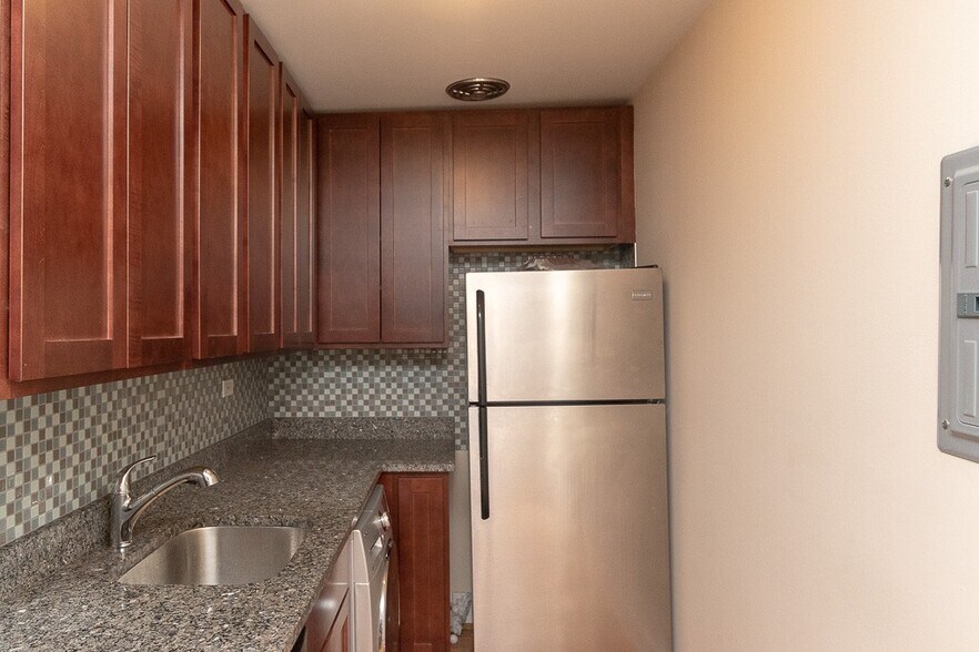Building Photo - 567 W Arlington Pl
