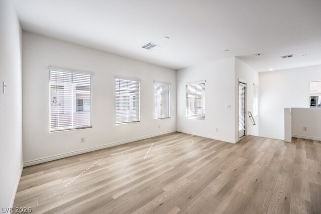 Building Photo - 600 N Carriage Hill Dr