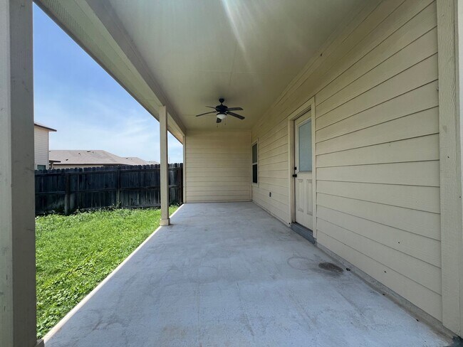 Building Photo - Luxury 3/2 Duplex in Seguin, Texas