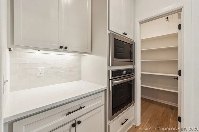 Building Photo - 5 Bed | 4 Bath House
