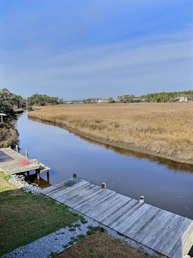 Building Photo - Fully furnished 2-bedroom house on the bayou